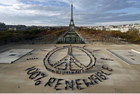 BENOIT TESSIER / REUTERS - A GREENPEACE PÁRIZSI AKCIÓJÁRÓL